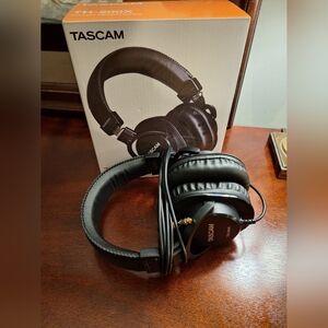 Tascam Th-200x Headphones